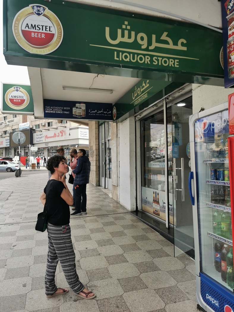 Julia steht vor Liquor Store