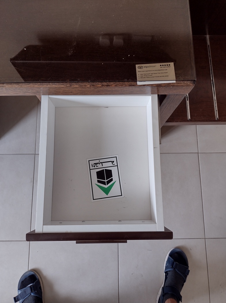In diesem Hotel wurde der Hinweis, in welche Richtung man beten muss, in der Schublade angebracht