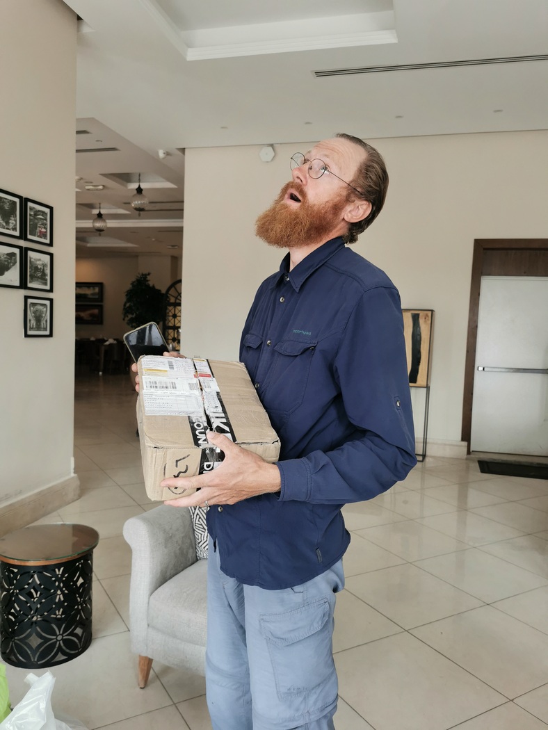 Tilmann hält Paket in der Hand