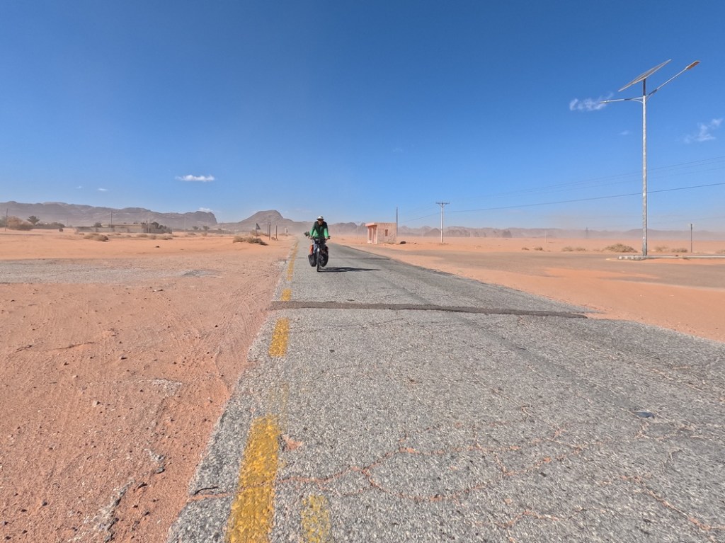 Straße durch rosa Wüste