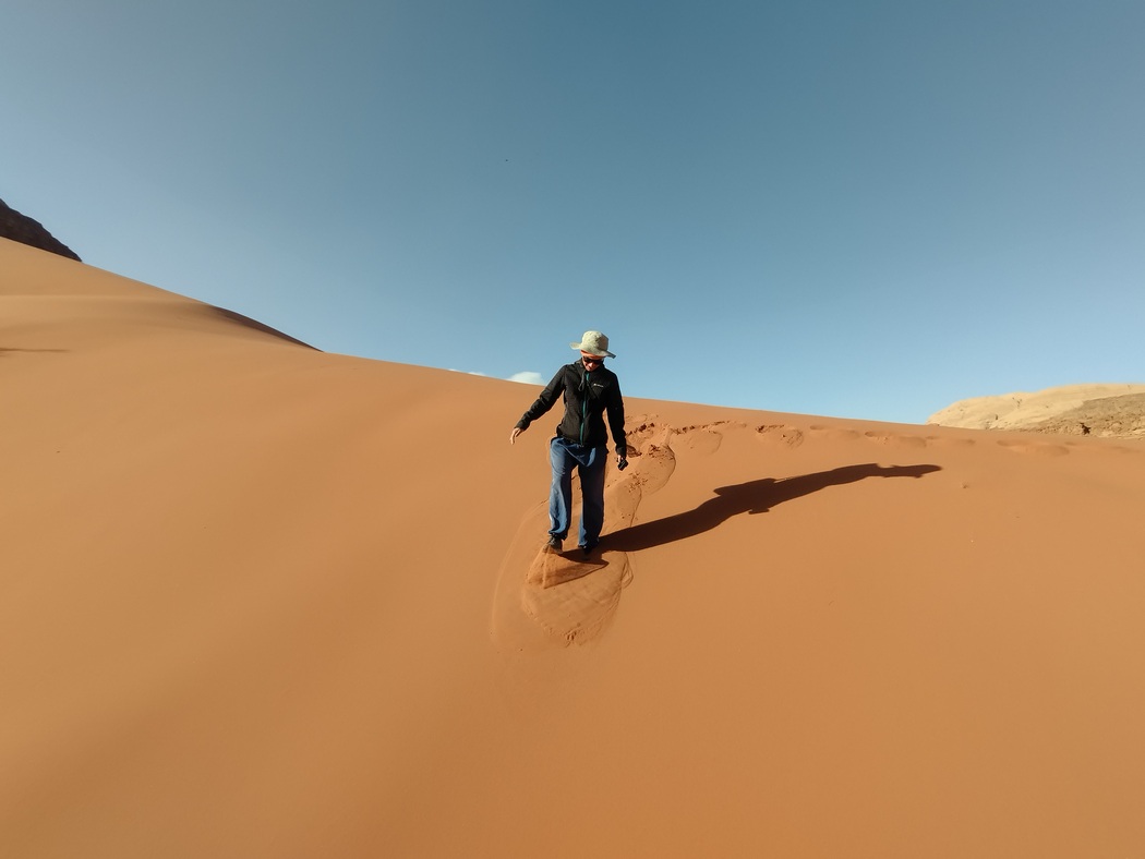 Julia stapft durch Düne