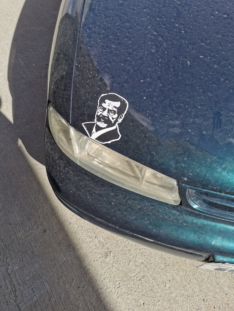 Saddam Hussein Konterfei auf Auto