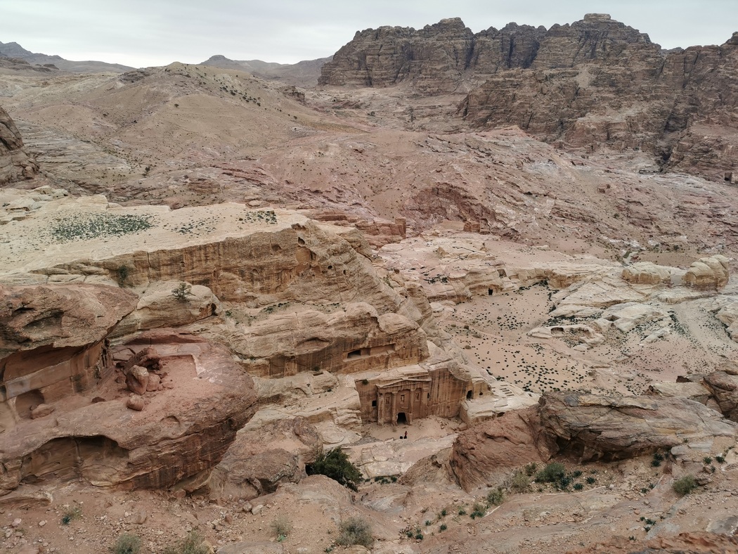 Aussicht auf Landschaft und Tempel