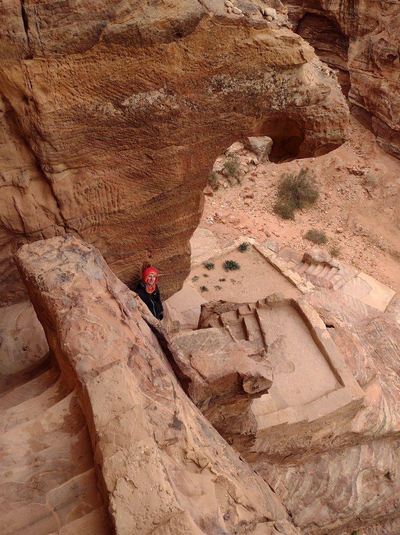 Julia steht auf einer verwinkelten Treppe
