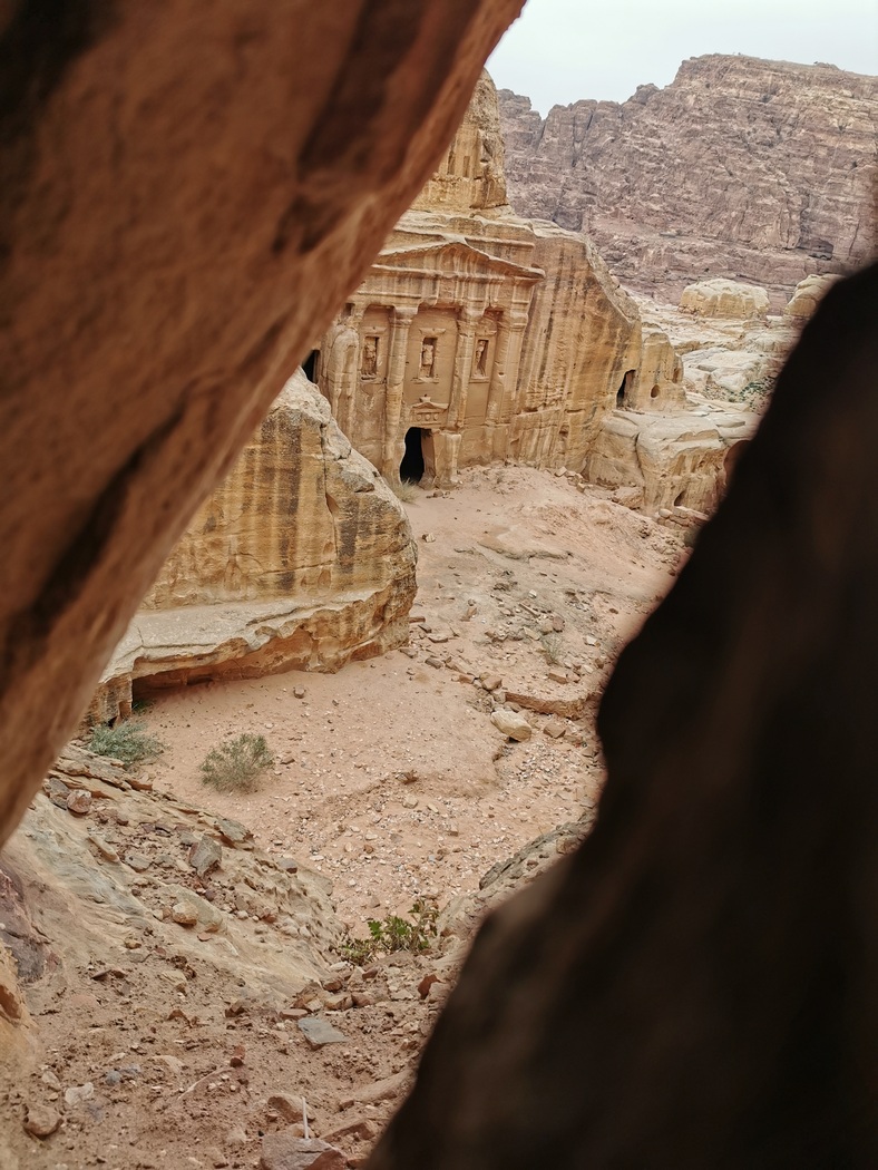 Blick durch Felsspalte auf Tempel