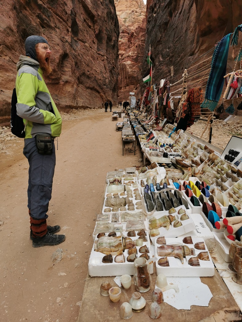 Tilmann gähnt vor Souvenir-Stand