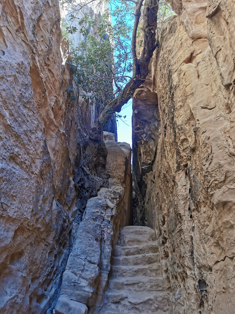 Schmaler Gang durch Felsen