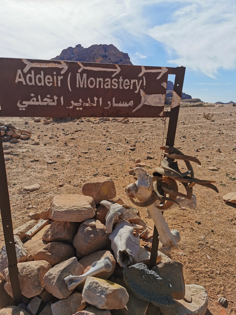 Schild Richtung Kloster