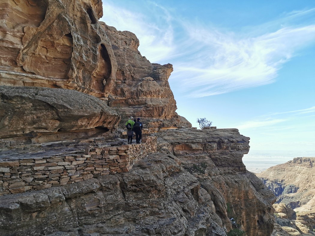 Weg am Fels entlang mit Blick nach Israel