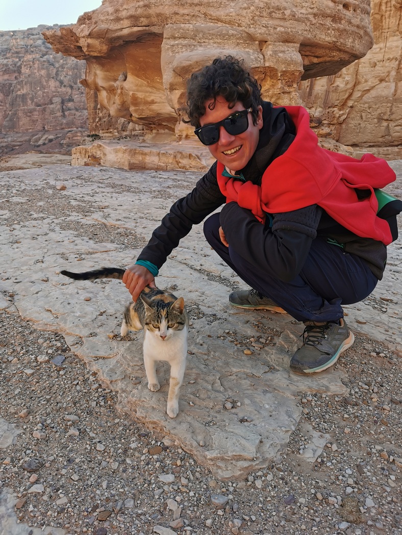 Julia streichelt Katze