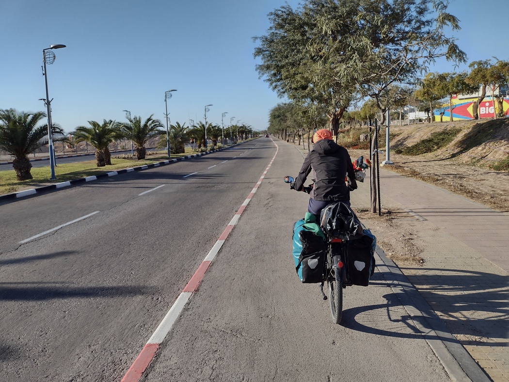 Julia auf Fahrradweg