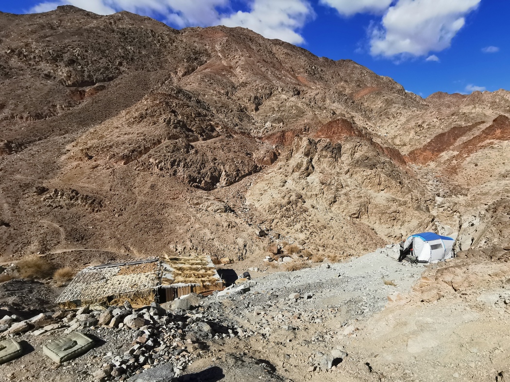 Hütte und Zelt in den Bergen