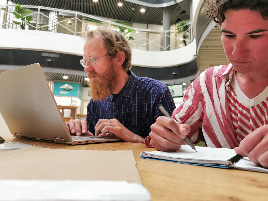 Julia und Tilmann recherchieren