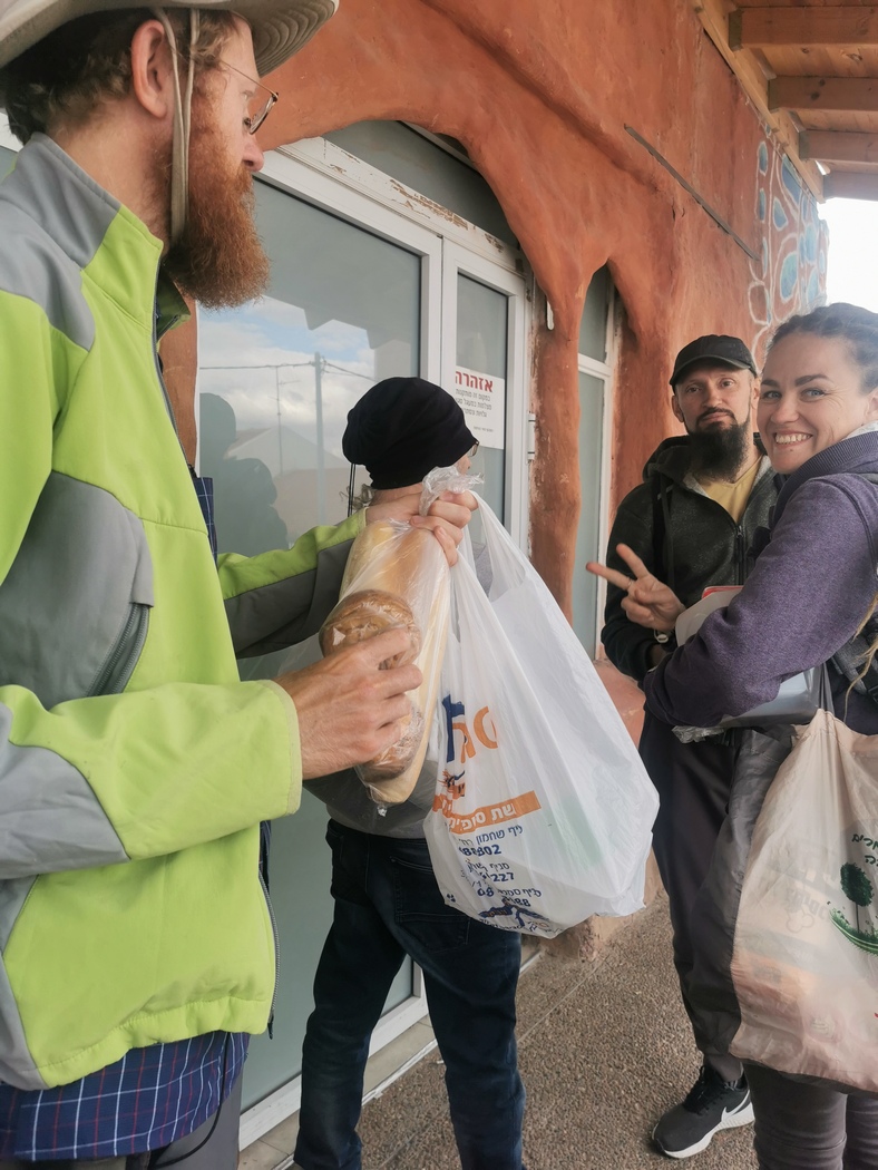 Anstehen an der Essensausgabe