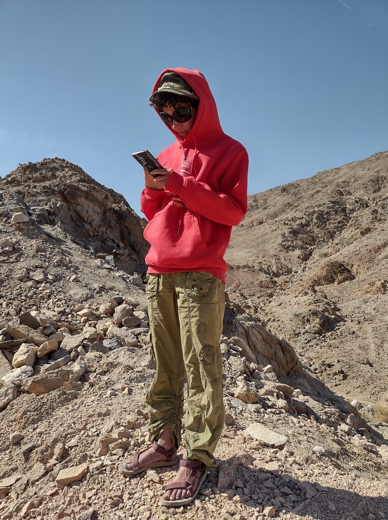 Julia mit Handy in den Bergen