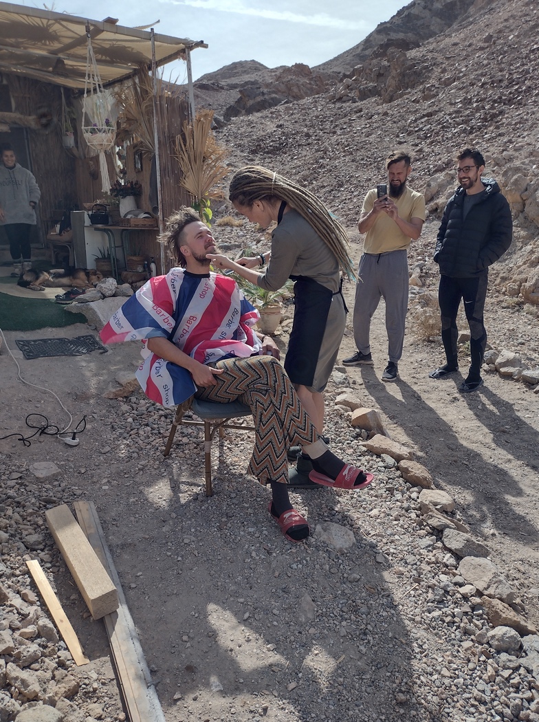 Elena schneidet einem Hippie Haare