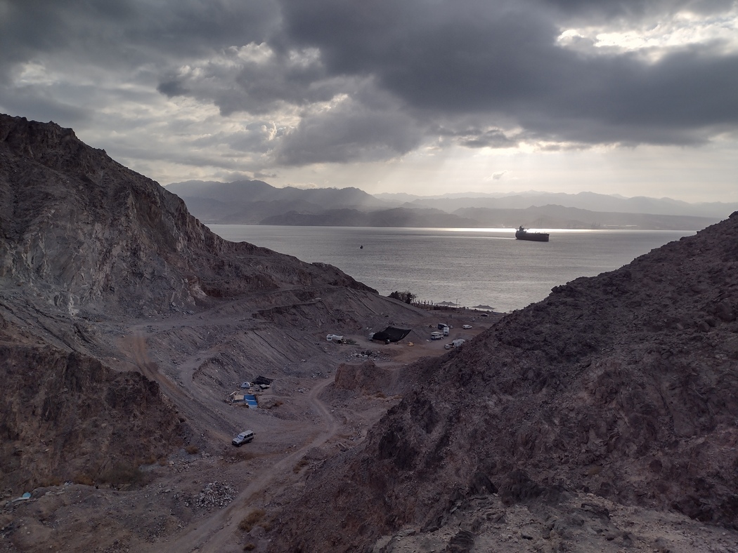 Großes Schiff liegt im Golf von Aqaba