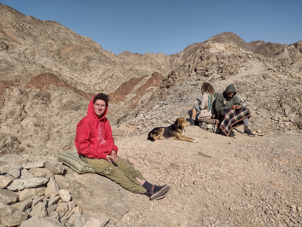 Menschen sitzen auf einem Bergkamm