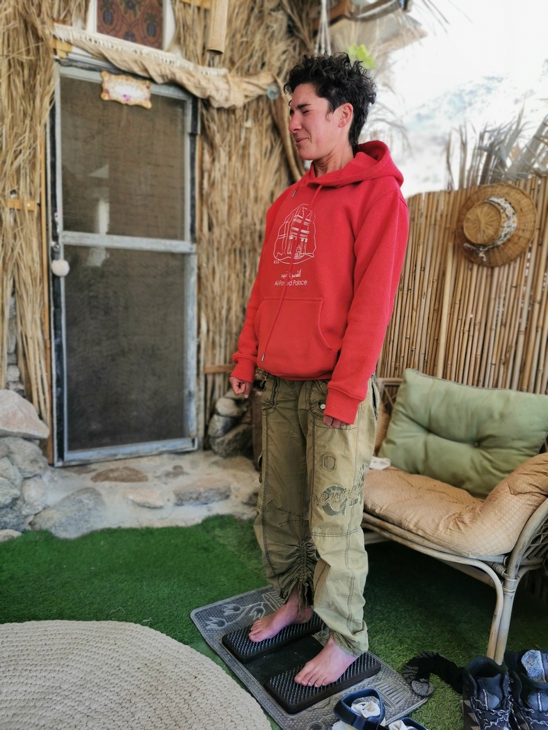 Julia auf Nagelbrett