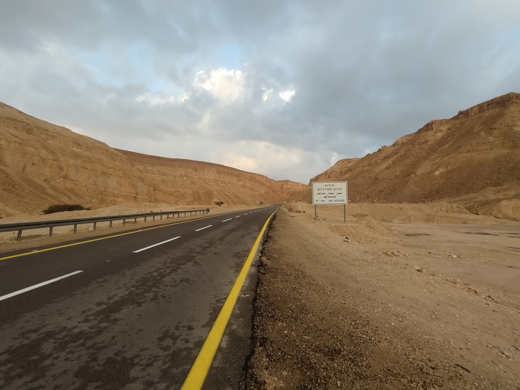 Highway von Bergen umgeben