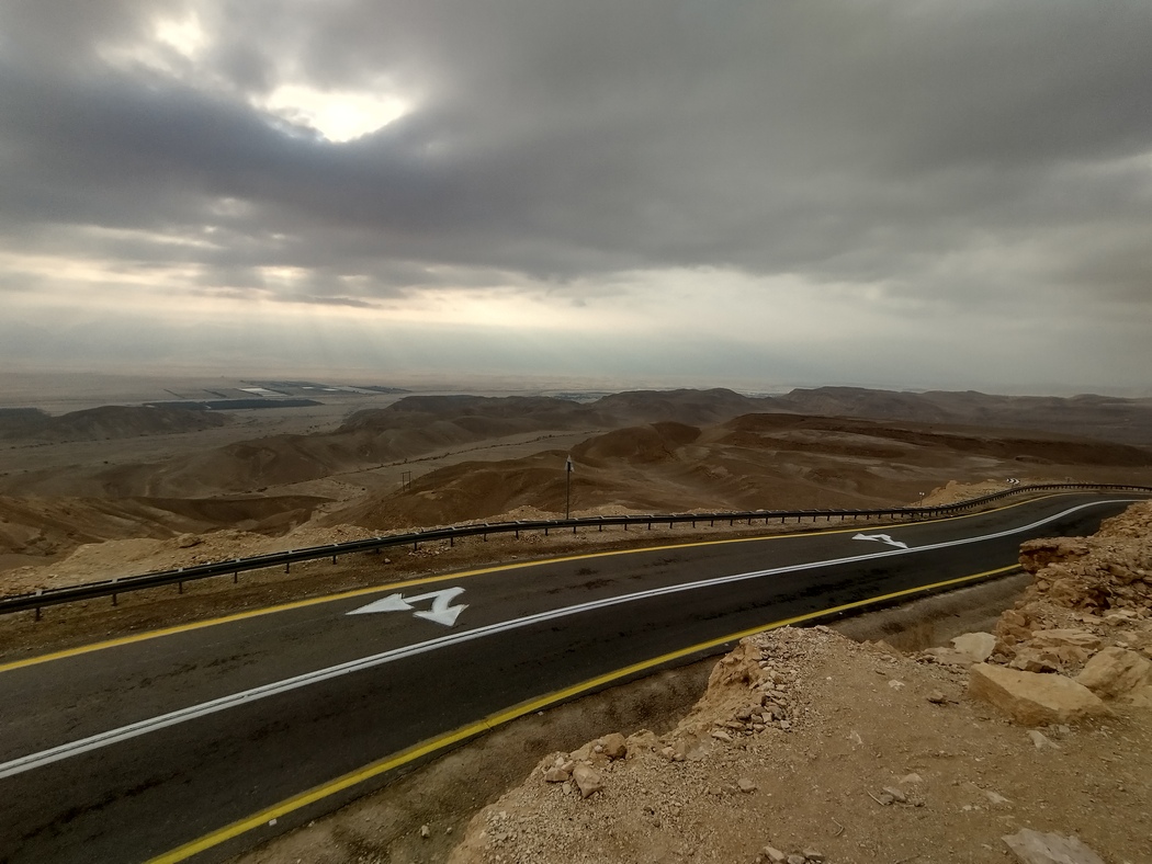 Blick auf Straße und ins Tal