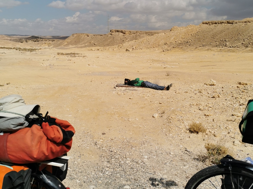 Tilmann macht ein Nickerchen in der Wüste