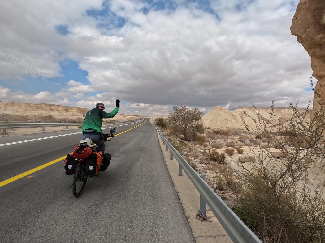 Tilmann auf dem Fahrrad in Wüstenlandschaft