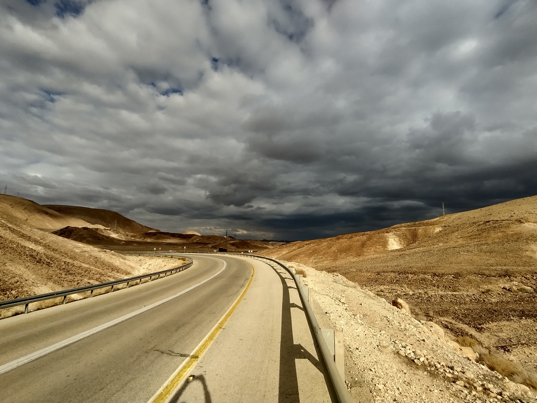 Schwarze Wolken hängen über der Straße