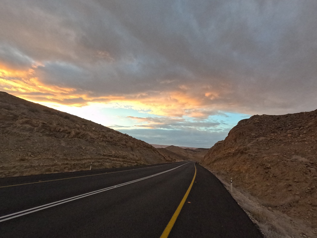 Straße in Negev-Wüste