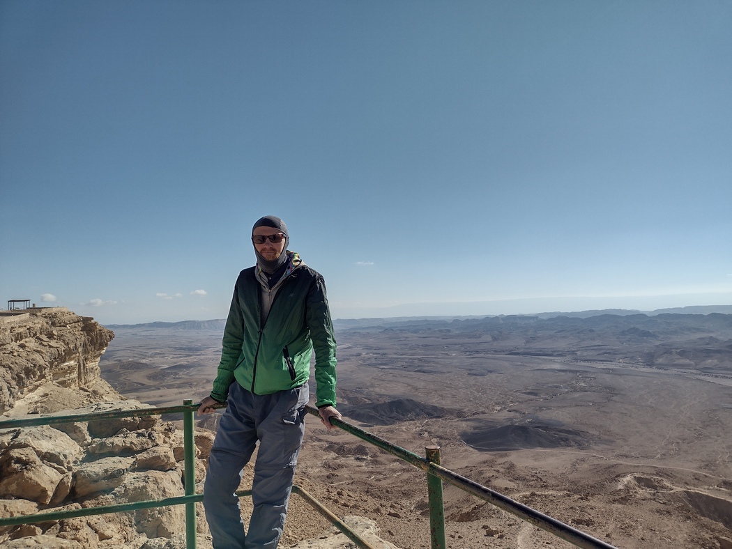 Tilmann am Rand einer Geländekante